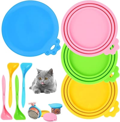 Herbruikbare siliconen deksels voor honden- en kattenvoer met lepel, universele maat, 4-delige set in blauw, groen, geel en roze - ideaal voor vers voedsel en versheid.