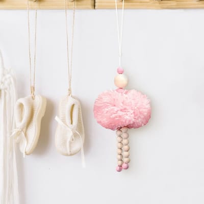 Dailygoods- Kamerdecoratie schattige pomponhanger - Wanddecoratie slaapkamer - Huisdecoratie met touw - Roze/wit - Materiaal: stof/houten kraal - Lichtgewicht 29 g