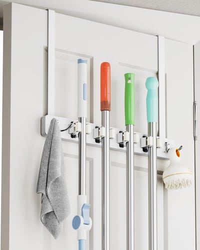 Famanu – Deurbezemhouder – Hangende organizer met 4 rekken en 2 haken, slim voor deur-opslag in garage