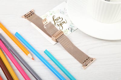 By Qubix - Geschikt voor Apple Watch bandje - Milanese bandje met vouwbare magneetsluiting - Champagne goud - Geschikt voor Apple Watch 44mm / 45mm / 46mm / 49mm (Ultra 1,2 en 3) - iWatch milanees - smartwatchbandje