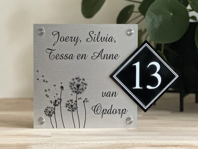 Naambordje voordeur paardenbloem met huisnummer rvs look