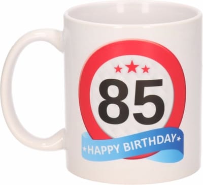 Beallatio Decorations - 85 jaar Verjaardag koffiemok - cadeau beker - stopbord print met happy birthday - 300 ml - keramiek - wit