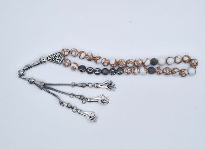 Handgemaakte naam tasbih 33 Kralen Natuursteen “Wit howliet gesponnen goud” - met metaal tassel “ Handpalm"- Met je naam of de naam van uw geliefde- 8 mm diameter van de korrel