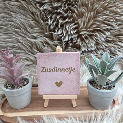 Robuust Wenstegeltje – Zusdinnetje – 10x10 cm – Lief Cadeau voor Zus of Beste Vriendin – Handmade – Stijlvolle Wanddecoratie met Betekenis – Trendy nu – Decoratief Tegeltje met Standaard – Cadeau Idee