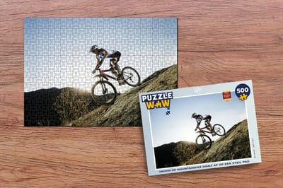 Puzzel Vrouw op mountainbike daalt af op een steil pad - Legpuzzel - Puzzel 500 stukjes