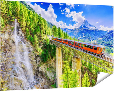 Gards Tuinposter Trein op een Brug bij een Waterval in Zwitserland - 150x100 cm - Tuindoek - Tuindecoratie - Wanddecoratie buiten - Tuinschilderij