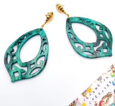 Jeannette-Creatief® - Resin - Barok Druppel Groot - Oorstekers - Oorbellen Dames - Oorbellen Groen - Groene Oorbellen - Oorhangers - Goudkleurige RVS Oorstekers - Schelp - Sieraden - Emerald Green - Transformative Teal - Teal Green