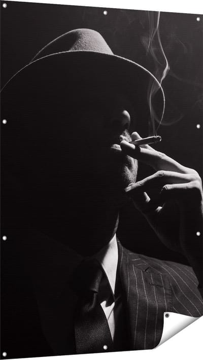 Gards Tuinposter Man met Hoed Rookt een Sigaar - 100x150 cm - Tuindoek - Tuindecoratie - Wanddecoratie buiten - Tuinschilderij