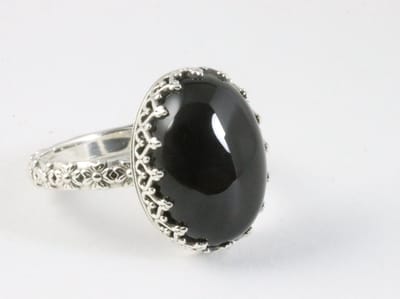 Bewerkte zilveren ring met onyx - maat 18