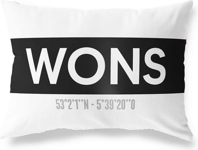 Tuinkussen WONS - FRIESLAND met coördinaten - Buitenkussen - Bootkussen - Weerbestendig - Jouw Plaats - Studio216 - Modern - Zwart-Wit - 50x30cm