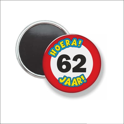 Button Met Magneet 58 MM - Hoera 62 Jaar - NIET VOOR KLEDING