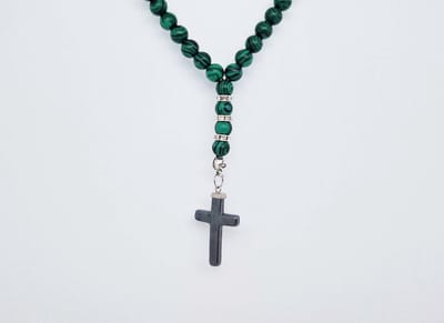 Handgemaakte Natuurstenen Autohanger "Jasper Dalmatin"- Met metalen hanger "Kruis" - 8 mm diameter van de korrel- Mooie accessoire en decoratie voor de auto