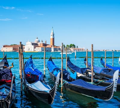 Gondels afgemeerd voor het San Marcoplein in Venetië - Fotobehang (in banen) - 250 x 260 cm