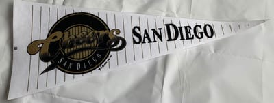 USArticlesEU - Cheers San Diego - Californie - Mancave - Muurdecoratie - Vaantje - Bar - Pub - Sportvaantje - Wimpel - Vlag - Pennant -Gestreept/Goud/Wit/Zwart - 31 x 72 cm