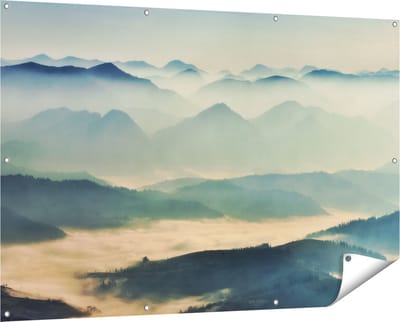 Gards Tuinposter Heuvel Landschap tijdens de Mist - 150x100 cm - Tuindoek - Tuindecoratie - Wanddecoratie buiten - Tuinschilderij