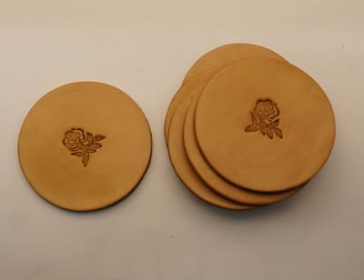 Beige onderzetters van leer afbeelding rozen op steel set van 6 stuks - lederen onderzetters roosjes - leren onderzetter roos - beige onderzetters - 100% leren onderzetters - handgemaakte onderzetters - prachtige onderzetters glazen