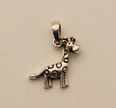 Sterling zilveren kinder hanger van een giraff - leuke zilver hangertje giraff voor kind of volwassen die een klein hangertje wil - giraff hangertje voor ketting gemaakt van 925 zilver - kinder hangertjes voor meisjes of jongens