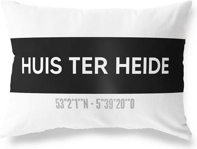 Tuinkussen HUIS TER HEIDE - UTRECHT met coördinaten - Buitenkussen - Bootkussen - Weerbestendig - Jouw Plaats - Studio216 - Modern - Zwart-Wit - 50x30cm