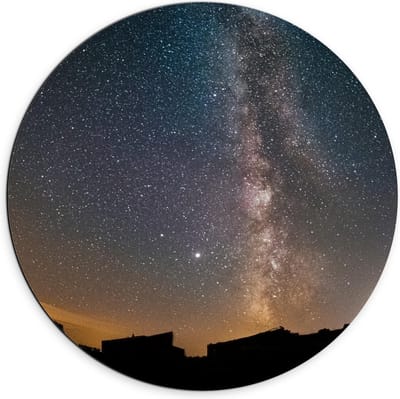 Dibond Wandcirkel - Sterrenhemel boven Stad - 70x70cm Foto op Aluminium Wandcirkel (met ophangsysteem)