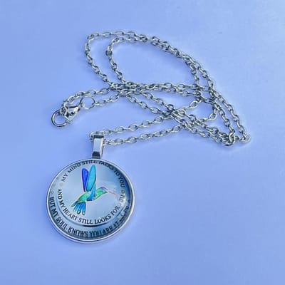 GoedeDoelen.Shop | Herdenkingsketting In Gedachten Bij Je | Hope | Verzilverde Schakelketting | Kolibrie | Wellness-House