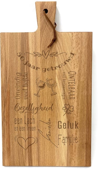 Stoer landelijk snijplankje-borrelplankje met tekst gravure 50 JAAR GETROUWD. Een origineel cadeau voor een 50 jarige bruiloft. Het formaat is 20x30cm excl. handvat.