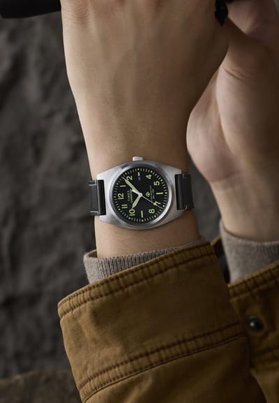 Timex Expedition Capstone Quartz Analoog Horloge Zwart En Zilverkleurig Kast Gemaakt Van 100% Loodarm Messing En Een Armband Van 100% Milieubewust Materiaal 39 TW2Y30600AJ, TW2Y30700AJ