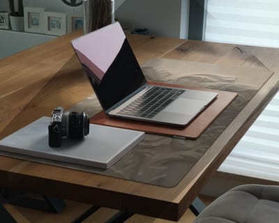 Coloray Bureau Onderlegger - Bladeren in het zand Bureau Onderlegger XXL - 100 cm x 50 cm - Grijs Bureau Onderlegger - Computer Mat - Bureau Pad - Bureau Mat - Bureaumat