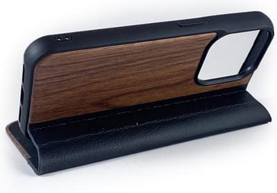 Houten design flip case, iPhone 15 Pro – Notenhout met zwart leer
