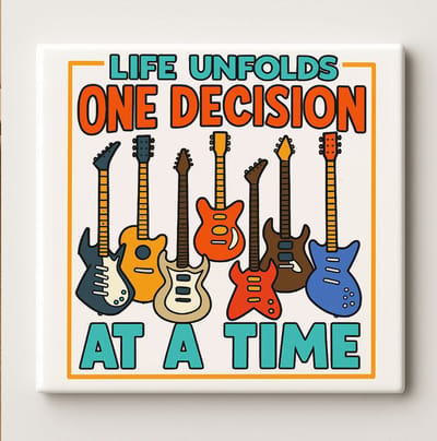 Het Leven Ontvouwt Zich Één Beslissing per Keer – Inspirerende Gitaar Wandtegel | 15x15 cm Keramische Tegel voor Muziekliefhebbers & Woondecoratie