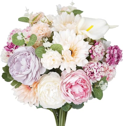 Bloemenboeket met chrysanten, pioenrozen en eucalyptus voor een sfeervolle decoratie
