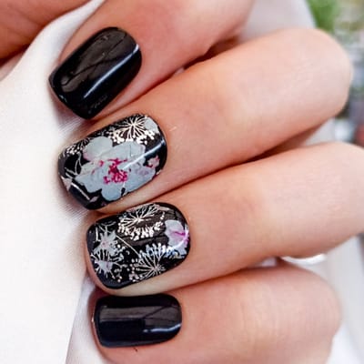 SD Press on Nails - B132 Zwart Bloemen - Plaknagels - Nagelset 20 Nagels - - Gellak - Nagellak - Kort Recht- Nageltips - Nepnagels met Lijm - Kunstnagels - Nail Art - Handmade - Valse nagels - Nagelvijl - Accessoires - Korte Nagels - Square