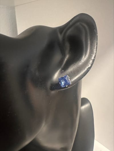 blauwe zirkonia oorknoppen 0.8 cm doorsnee | Make up | Parfum | Moederdag | Verjaardagscadeau| Cadeautje| Valentijnsdag| Kado | sieraden | vaderdag | oorbellen | oorsieraden