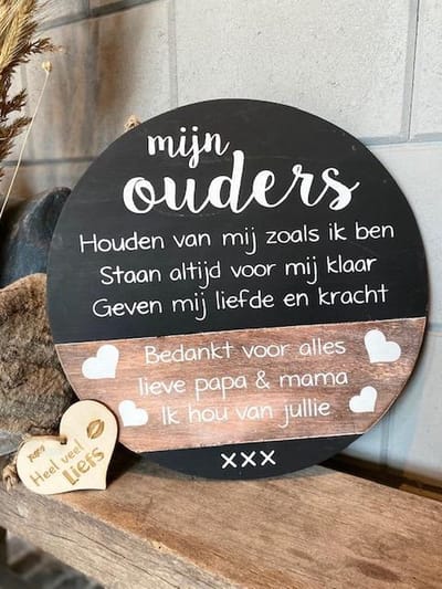 Tekstbord rond - afmetingen 40 cm - met de tekst Mijn ouders - inclusief houten hartje Heel veel liefs - Afmetingen 40 cm Hout -krijtzwart- wit - vaderdag - moederdag cadeautje vaderdag cadeau - moederdag cadeau - papa - mama