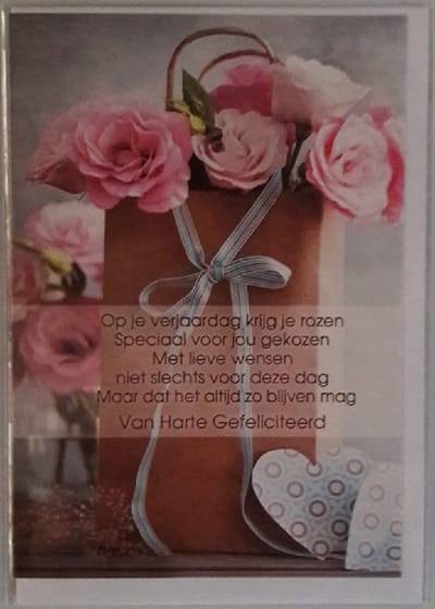 Van harte gefeliciteerd met je verjaardag! Een mooie kaart met een bos rozen en een lief gedicht. Een leuke kaart om zo te geven of om bij een cadeau te voegen. Een dubbele wenskaart inclusief envelop en in folie verpakt.
