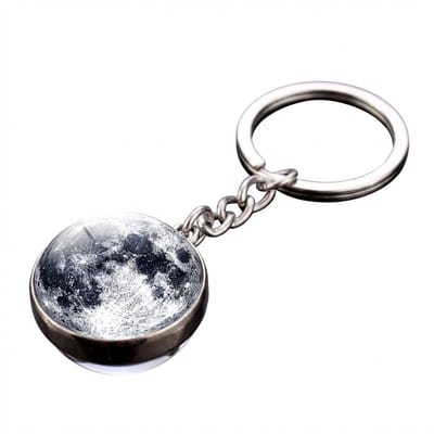 Zilverkleurige ronde sleutelhanger met maan afbeelding – sleutelhanger voor dames en heren – metalen keychain met 3D maan detail en schakel ketting