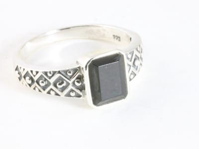 Bewerkte zilveren ring met onyx - maat 17.5