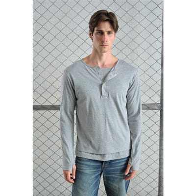 Langemanige T-shirt met knoopkraag en comfortabele pasvorm