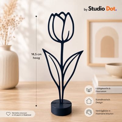 by Studio Dot. - Tulp Decoratie - Bloem Beeldje - Minimalistisch - 18,5 cm - Woonaccessoire - Interieuraccessoire - Cadeau - Bedankje - Inclusief Standaard - Donker Blauw