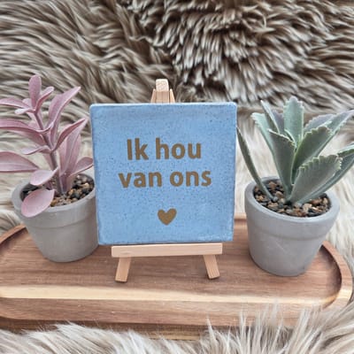 Robuust Spreuktegeltje – Ik Hou van Ons – Hip trendy tegeltje – 10x10 cm – Cadeau voor Partner, Valentijn of Jubileum – Stijlvol en Persoonlijk Woonaccessoire - Zomaar - Voor jezelf - Deco – Trendy nu