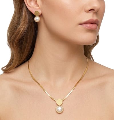Goudkleurige ketting en oorbellen set voor dames – ronde parel hanger met glanzend accent – elegante sieraden set met platte schakel ketting