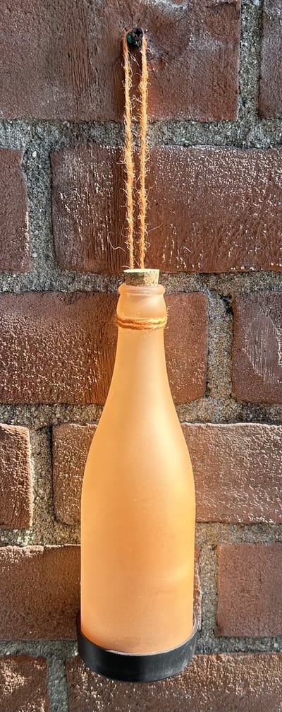 Glazen solarlamp fles in neon kleur - oranje - met 1 witte LED - staand of hangend model - hoogte 24 cm x 7.3 x 7.3 cm - Tuindecoratie - Tuinverlichting