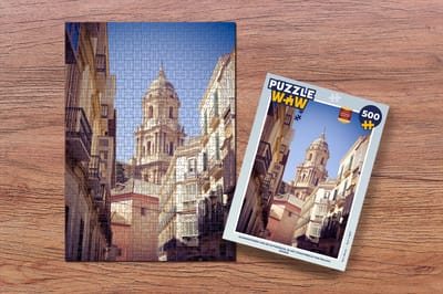 Puzzel Klokkentoren van de kathedraal in het straatbeeld van Málaga Spanje - Legpuzzel - Puzzel 500 stukjes