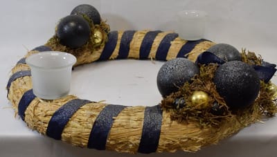 ZoeZo Design - Krans - natuurlijke materialen - riet - Ø 40 cm - ligkrans - kerstkrans - tafelkrans - met 2 waxinelichtjeshouders - zwart - blauw - goud - glitter - kerststukje