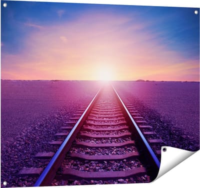 Gards Tuinposter Rails Spoorweg in de Woestijn bij Zonondergang - 100x80 cm - Tuindoek - Tuindecoratie - Wanddecoratie buiten - Tuinschilderij