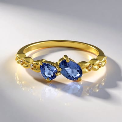 Cavill - Zilveren Vergulde Ring - Onverhitte Blauwe Ceylon Saffier 0,82 ct - Cambodjaanse Zirkonia's - Elegant Delicaat Design