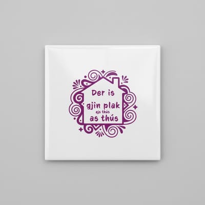 “Der is gjin plak as thús” Friese Woonquote Tegel – Gezellige Decoratieve Wandtegel – Keramische Tegel 15×15 cm