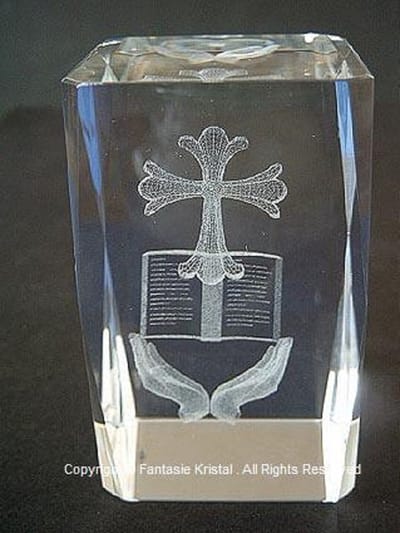 Laserblok Handen met boek en kruis
