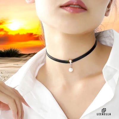 Leerella Stijlvolle Choker Necklace Zilverkleur met Parel Hangertje - 31+5cm Verstelbaar
