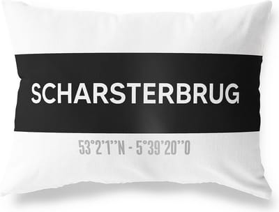 Tuinkussen SCHARSTERBRUG - FRIESLAND met coördinaten - Buitenkussen - Bootkussen - Weerbestendig - Jouw Plaats - Studio216 - Modern - Zwart-Wit - 50x30cm