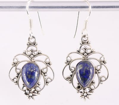 Opengewerkte zilveren oorbellen met lapis lazuli